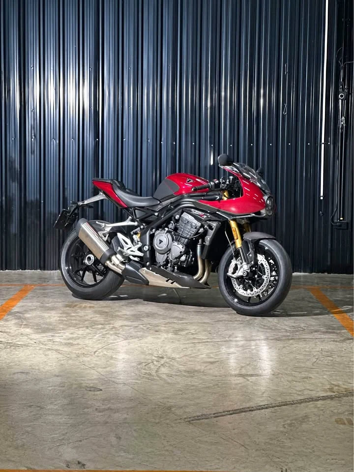 Triumph Speed Tripple RS 1200 thumbnail 3